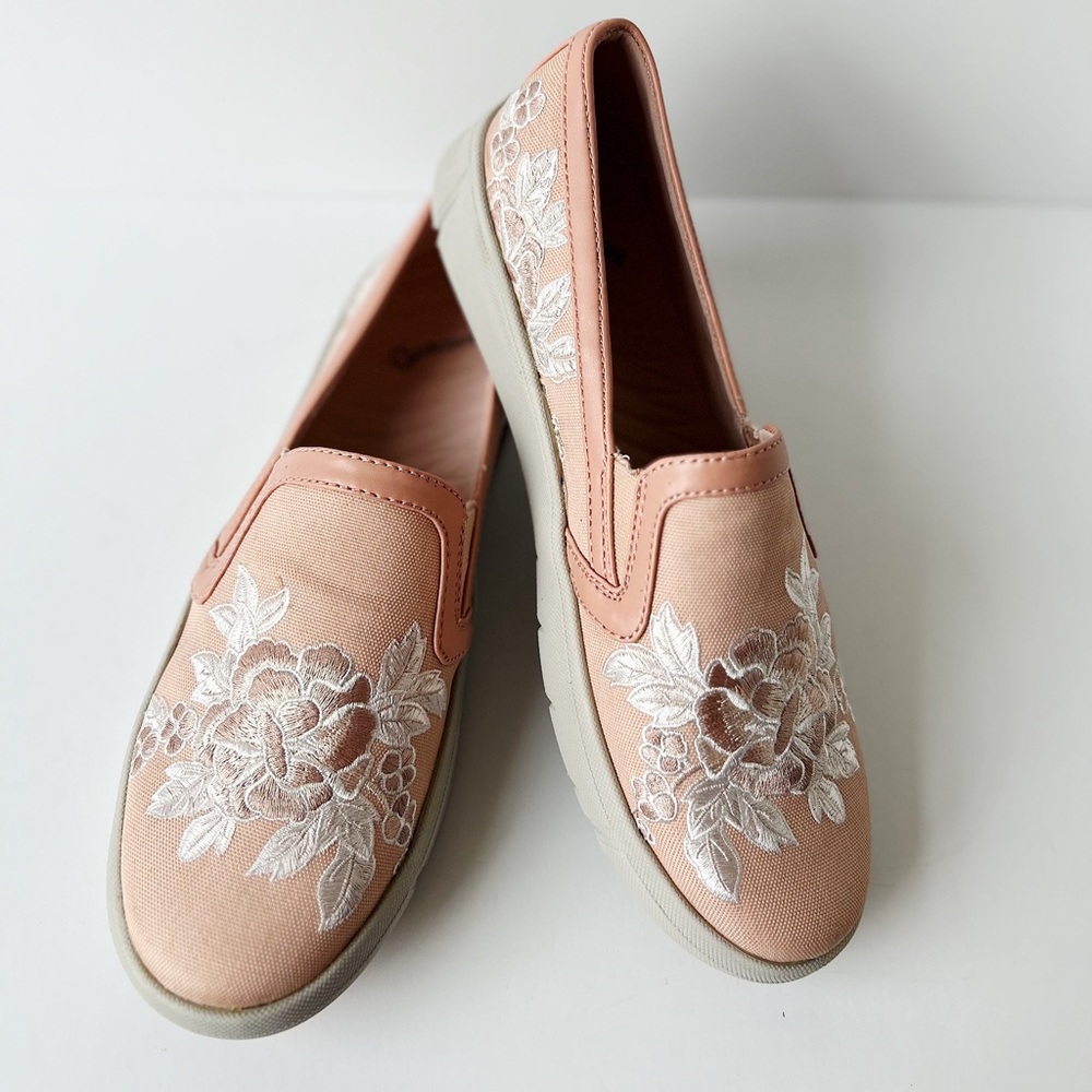 Baretraps Bonaire Loafer Flat Shoe Pink White Embroidered Floral 8